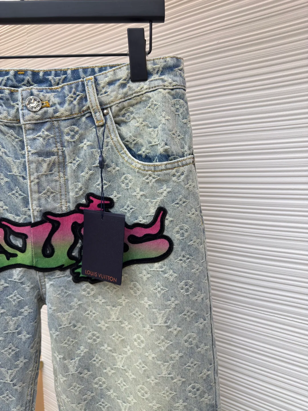 LOUIS VUITTON flame graffiti patch jacquard jeans ●Authentic product: purchased and developed by 30789 ●Item number: 1680031-C15 ●Material: denim fabric ●Technology: patch production ●Version: fitted version ●Size: 30-32-34-36 ●Description: Use classic patterns to highlight the Louis Vuitton logo of the season, making Louis patches and Vuitton The patch is decorated like graffiti on the front and back, with hardware, a button placket and a nubuck Monoqram tag at the rear. The fabric has undergone a heavy-duty garment washing process. The whole pair of pants will have a distressed effect. The whole body is hand-cut and printed all over. This kind of alignment fabric consumes a lot of time and is very time-consuming and costly, so our delivery time is very slow. The flame gradient graffiti in the middle is a toothbrush embroidery piece. The overall wiring is straight and delicate, the fabric is comfortable and soft, and the color is consistent without color difference. It can be matched with the same style to create a fashionable look and control various occasions. Customized accessories, complete with three standards, same style for men and women!